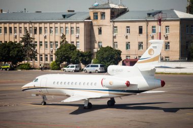 4 Temmuz 2013. Ukrayna, Kiev. Zhuliany Havalimanı Kiev. Yaz aylarında terminal kalkış iç