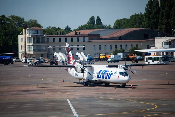 4. juli 2013. ukraine, kiev. zhuliany internationalen Flughafen Kiew. das Innere des Terminalabflugs im Sommer — Stockfoto