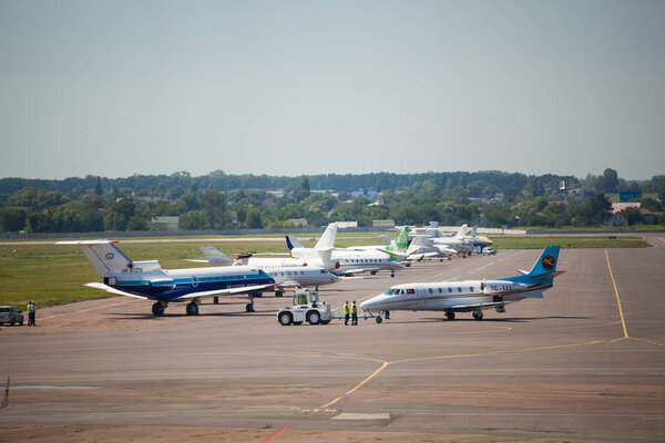 4 июля 2013 года. Украина, Киев. Международный аэропорт Жуляны Киев. Интерьер терминала вылета летом
