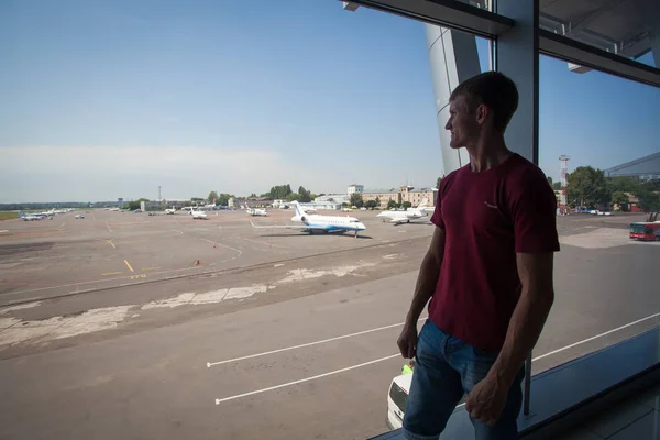 4 de julio de 2013. Ucrania, Kiev. Aeropuerto Internacional de Zhuliany Kiev. El interior de la terminal de salida en el verano — Foto de Stock