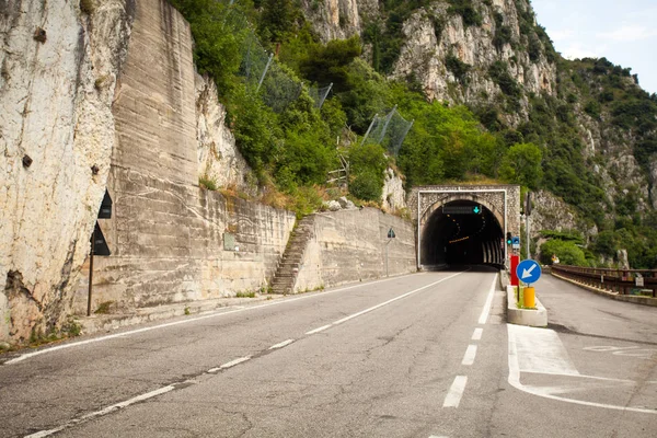 Липня 2013 Року Італія Дорогим Тунель Вздовж Озера Лаго Гарда — стокове фото