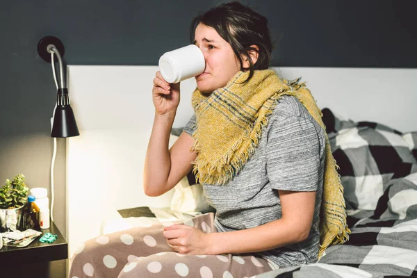 Joven Hermosa Mujer Caucásica Tiene Resfriado Gripe Con Fiebre Alta — Foto de Stock