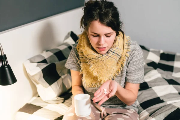 Joven Hermosa Mujer Caucásica Tiene Resfriado Gripe Con Fiebre Alta — Foto de Stock