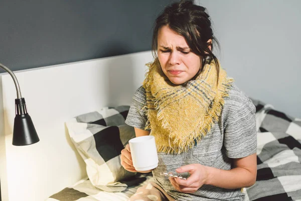 Joven Hermosa Mujer Caucásica Tiene Resfriado Gripe Con Fiebre Alta — Foto de Stock