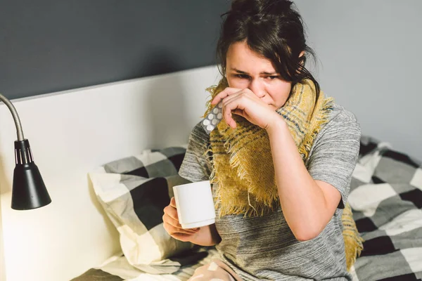 Mulher Branca Bonita Nova Tem Resfriado Gripe Com Febre Alta — Fotografia de Stock