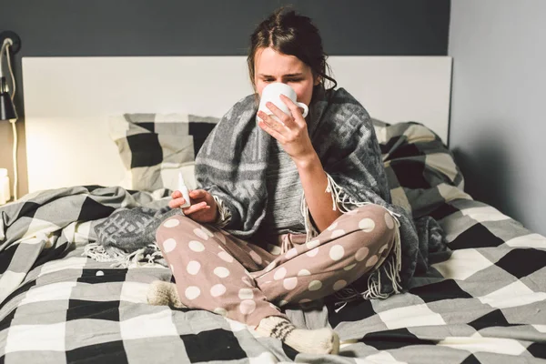 Joven Hermosa Mujer Caucásica Tiene Resfriado Gripe Con Fiebre Alta — Foto de Stock