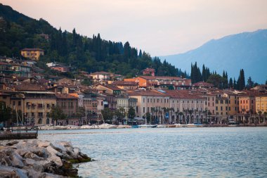 7 Temmuz 2013. İtalya. Yaz, Lombardy Bölgesi Lago di Garda Gölü kıyısındaki Salo şehir.