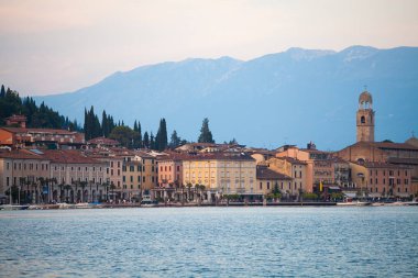 7 Temmuz 2013. İtalya. Yaz, Lombardy Bölgesi Lago di Garda Gölü kıyısındaki Salo şehir.