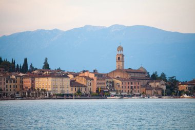 7 Temmuz 2013. İtalya. Yaz, Lombardy Bölgesi Lago di Garda Gölü kıyısındaki Salo şehir.