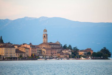7 Temmuz 2013. İtalya. Yaz, Lombardy Bölgesi Lago di Garda Gölü kıyısındaki Salo şehir.