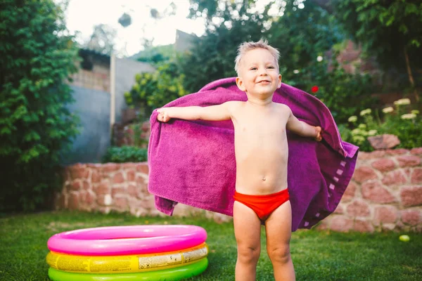 Thème Vacances Été Petit Garçon Caucasien Ans Jouant Dans Cour — Photo