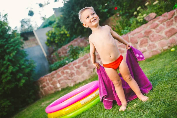 Thème Vacances Été Petit Garçon Caucasien Ans Jouant Dans Cour — Photo