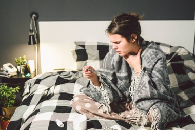 Konu solunum hastalıkları ve ev yapımı ilaçlar. Güzel, genç bir kadın hasta, yatakta soğuk algınlığıyla yatıyor. Duygularını sallamak için boğazını tutuyor. Boğaz ağrısı çeken adam hap alıyor..