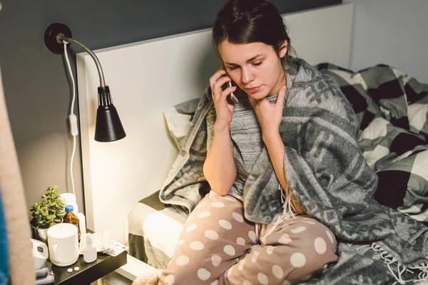 Респіраторні Захворювання Домашні Засоби Молода Жінка Хвора Холодною Спальнею Ліжку — стокове фото