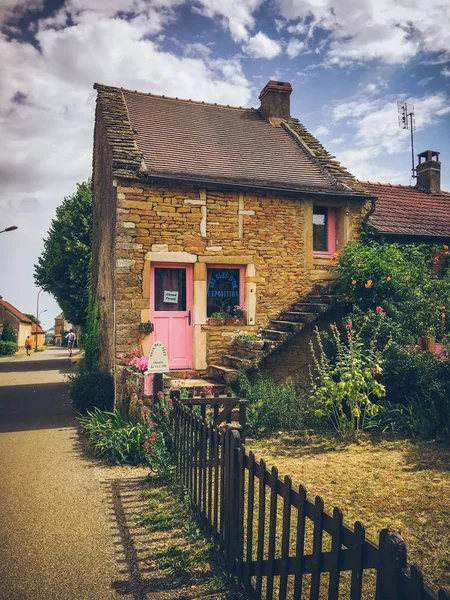 2017年7月19日阿梅格尼村法国勃艮第地区在夏天 公寓楼的老石头门面 法国老的建筑学 — 图库照片