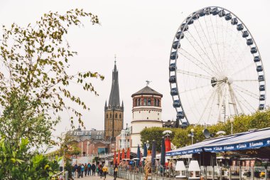 25 Ekim 2018 Almanya Dusseldorf. Kuzey Ren. Şehir Merkezi, nehir çıkabilir. Saray Belediye Binası ve bulutlu havalarda sonbaharda dönme dolap.