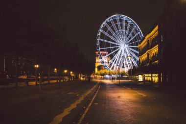 25 Ekim 2018 Almanya Dusseldorf. Kuzey Ren. Şehir Merkezi, nehir çıkabilir. Saray Belediye Binası ve bulutlu havalarda sonbaharda dönme dolap.