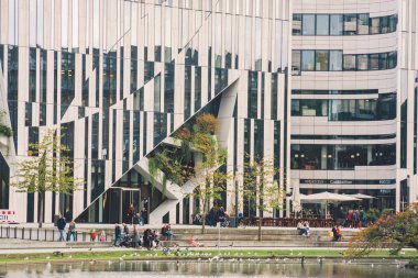 27 Ekim 2018. Almanya, D sseldorf. Kuzey Ren. Bina kompleksi, K -Bogen Şehir Merkezi, Mimarlık, modern art deco tasarım, çağdaş merkezi bina pazar olarak bilinen