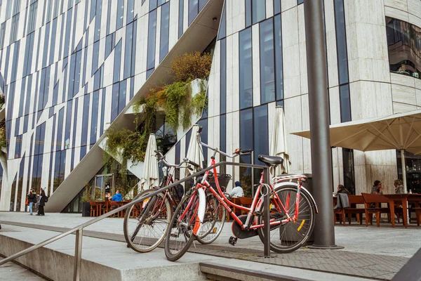 Outubro 2018 Alemanha Dusseldorf Cidade Bicicleta Dobrável Estacionado Complexo Construção — Fotografia de Stock