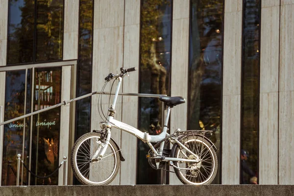 October 2018 Germany Dusseldorf City Folding Bicycle Parked Background Building — Zdjęcie stockowe