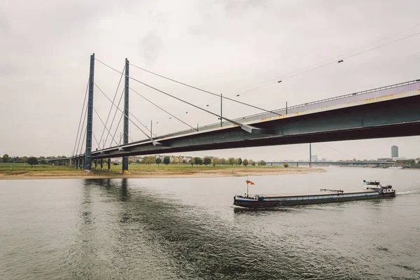 Oktober 2018 Düsseldorf Nordrhein Westfalen Frachtschiff Lastkahn Fährt Den Nordrhein — Stockfoto