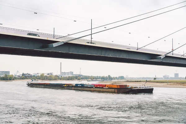 Oktober 2018 Düsseldorf Nordrhein Westfalen Frachtschiff Lastkahn Fährt Den Nordrhein — Stockfoto