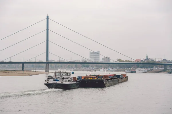 Oktober 2018 Düsseldorf Nordrhein Westfalen Frachtschiff Lastkahn Fährt Den Nordrhein — Stockfoto
