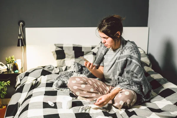 Sujeto Enfermedad Tecnología Mujer Joven Caucásica Utiliza Información Búsqueda Teléfonos — Foto de Stock