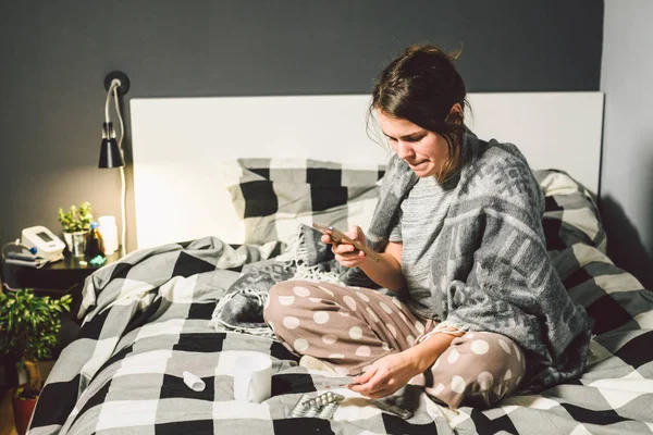 Sujeto Enfermedad Tecnología Mujer Joven Caucásica Utiliza Información Búsqueda Teléfonos — Foto de Stock