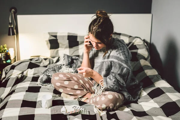 Респіраторні Захворювання Домашні Засоби Молода Жінка Хвора Холодною Спальнею Ліжку — стокове фото