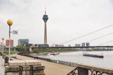 25 Ekim 2018 Almanya Dusseldorf. Tv Kulesi, şehir merkezinde bulutlu havalarda sonbaharda gezi. Ren Tower Rheinturm Düsseldorf '. En yüksek binası olan.