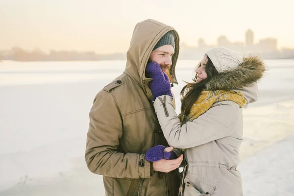 Tema Kärlek Och Datum Naturen Ung Kaukasiska Heterosexuellt Par Kille — Stockfoto