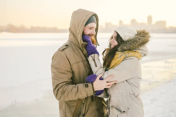 Tema Kärlek Och Datum Naturen Ung Kaukasiska Heterosexuellt Par Kille — Stockfoto