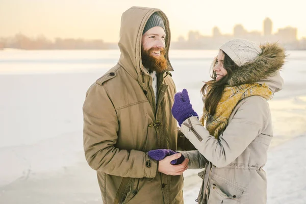 Tema Kärlek Och Datum Naturen Ung Kaukasiska Heterosexuellt Par Kille — Stockfoto