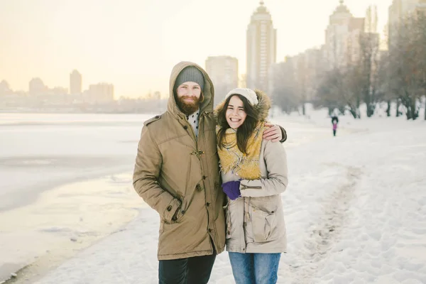 主题爱情和自然约会 一个年轻的高加索异性恋夫妇和女孩走在冬季沿着冰湖在冬季 带着胡子的男人抱着女人 情人节假期 — 图库照片