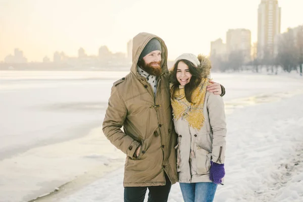 Tema Kärlek Och Datum Naturen Ung Kaukasiska Heterosexuellt Par Kille — Stockfoto