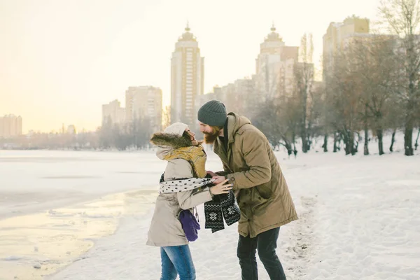 Tema Kärlek Och Datum Naturen Unga Kaukasiska Heterosexuellt Par Pojke — Stockfoto