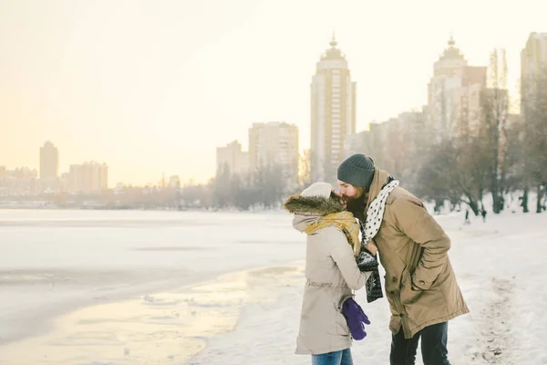 Tema Kärlek Och Datum Naturen Unga Kaukasiska Heterosexuellt Par Pojke — Stockfoto