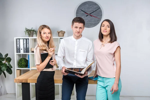 Negócios Temáticos Trabalho Equipe Parcerias Grupo Jovens Três Pessoas Estão — Fotografia de Stock