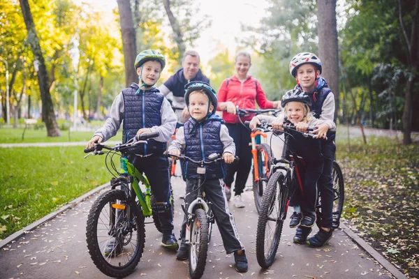 Motyw Rodziny Sportowe Wakacje Parku Przyrodzie Duże Przyjazny Rodzina Kaukaska — Zdjęcie stockowe