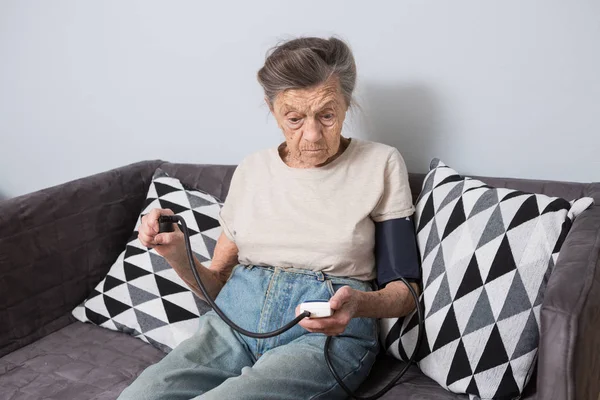 Тема Пожилой Человек Проблемы Здоровьем Старшая Белая Женщина Лет Морщинами — стоковое фото