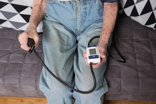 Topic Very Old Person Monitor Health Hands Close Macro Close — Stock Photo, Image