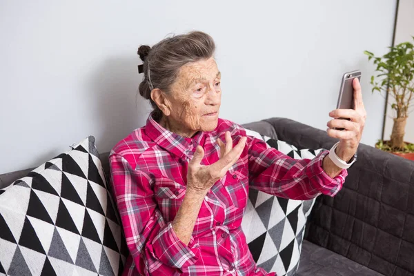 Μια Πολύ Παλιά Ανώτερος Καυκάσιος Γιαγιά Γκρίζα Μαλλιά Και Βαθιά — Φωτογραφία Αρχείου