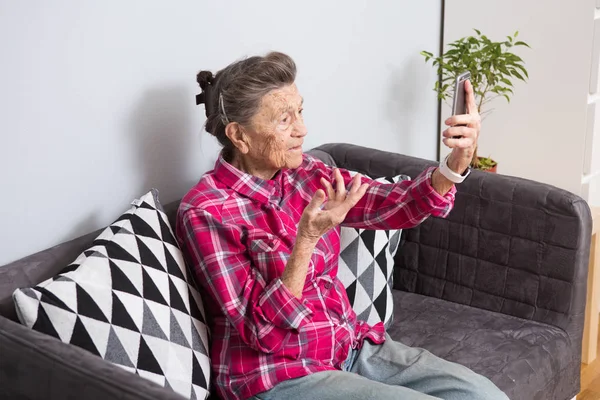 Very Old Senior Caucasian Grandmother Gray Hair Deep Wrinkles Sits — 图库照片