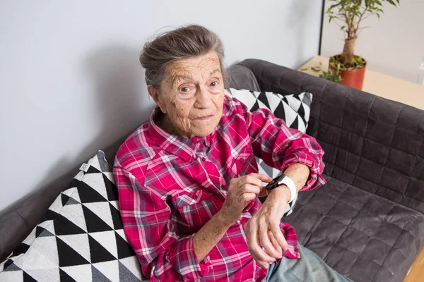 Una Nonna Caucasica Anziana Molto Anziana Con Capelli Grigi Rughe — Foto Stock