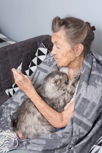 Старая Белая Бабушка Седыми Волосами Глубокими Морщинами Сидит Дома Диване — стоковое фото