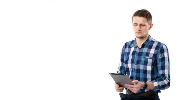 Een Jonge Blanke Man Met Een Tablet Zijn Handen Zit — Stockfoto