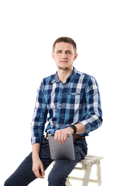 Ein Junger Kaukasischer Mann Mit Einer Tablette Der Hand Sitzt — Stockfoto