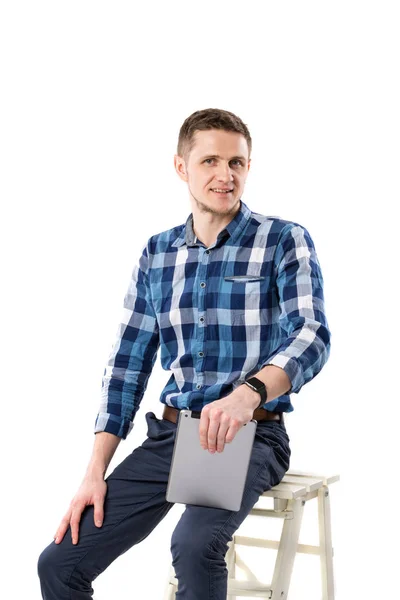 Ein Junger Kaukasischer Mann Mit Einer Tablette Der Hand Sitzt — Stockfoto