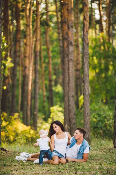 Het Thema Familie Outdoor Recreatie Forest Park Gebied Jonge Mooie — Stockfoto